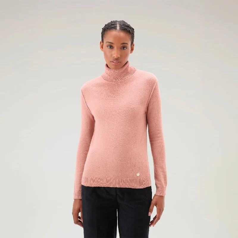 Trend Setting Wardrobe Turtleneck Sweater in Wool Blend Dry Rose