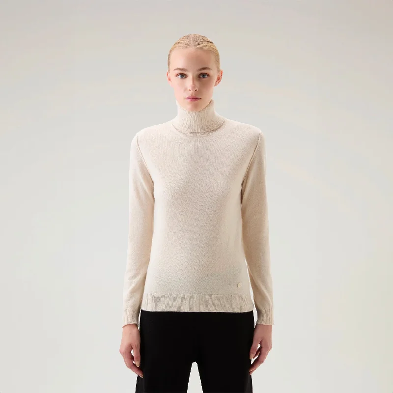 Dive Into Trendy Styles Turtleneck Sweater in Wool Blend Milky Cream