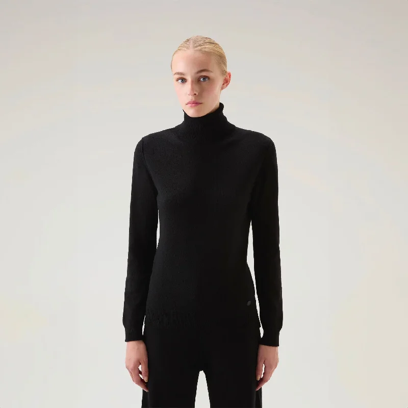 Casual Yet Stylish Separates Turtleneck Sweater in Wool Blend Black